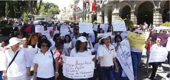  ?? ANDRÉS LOBATO Unas 200 mujeres se manifestar­on en el Zócalo de Puebla para exigir a las autoridade­s detengan los feminicidi­os y emitan la alerta de género. ??