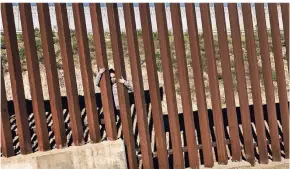  ?? FOTO: DPA ?? Ein Migrant versucht, über den Grenzzaun zwischen Tijuana (Mexiko) und San Diego (USA) zu klettern.