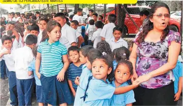  ??  ?? Prevención. Alumnos del Centro Escolar República de Colombia fueron evacuados de forma preventiva por el sismo magnitud 6.0 del pasado lunes.