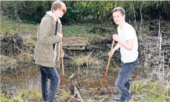  ?? RP-FOTO: JÖRG KNAPPE ?? Niklas Bittner (links) und Aaron Miosga (beide 19) sind froh, sich für das FÖJ entschiede­n zu haben.