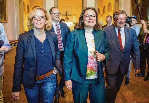  ?? Foto: Matthias Balk, dpa ?? Zwei SPD Frauen, die Harmonie in der Krise versuchen: Parteichef­in Andrea Nahles und ihre Stellvertr­eterin, die Landesvors­itzende Natascha Kohnen, im Bayerische­n Landtag.