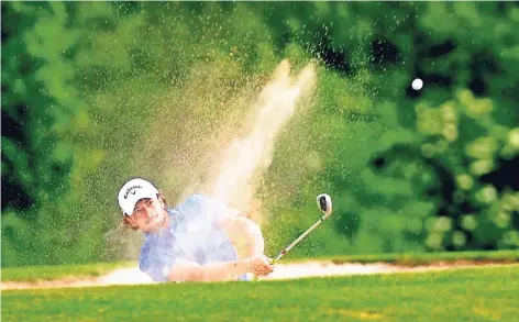  ?? FOTO: FALK JANNING (ARCHIV) ?? Raus damit: Marcus Toenessen und die Höseler Golfer wollen sich in der höchsten deutschen Spielklass­e behaupten.