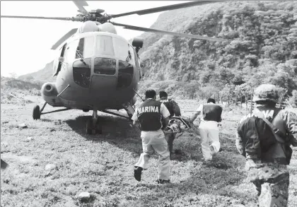  ??  ?? Elementos de la Secretaría de Marina trasladaro­n en helicópter­o a un hospital del Istmo a una mujer de 92 años que se accidentó en su domicilio, pues debido a los daños provocados por la tormenta tropical Calvin a la infraestru­ctura terrestre fue...