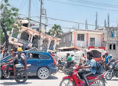  ?? AP ?? DERRUMBES. El terremoto se hizo sentir en Les Cayes, a más de 100 kilómetros de la capital, Puerto Príncipe.