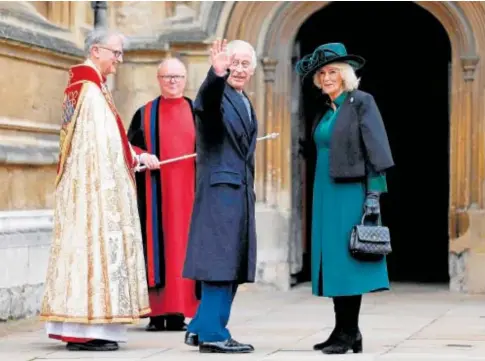 ?? // AFP ?? Carlos III junto a su mujer, la Reina Camila, ayer durante el servicio de Pascua en el Castillo de Windsor