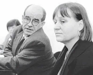  ?? FOTO ČTK ?? Historicky první ombudsman Otakar Motejl a jeho tehdejší zástupkyně Anna Šabatová na snímku z roku 2001. Šabatová se do úřadu ombudsmana později vrátila, když se jím stala ona sama. Po skončení jejího mandátu budou teď poslanci vybírat nového veřejného ochránce práv.