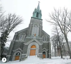  ??  ?? 1. L’immense orgue de Québec est en parfait état. Les 45 tuyaux devront être déménagés un à un. 2. Mario Pelchat a déniché les huit plus belles voix chez des prêtres de Québec. 3. L’église Saint-François d’Assise de Québec sera démolie en 2017. 3