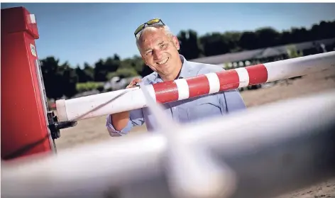  ?? RP-FOTO: RALPH MATZERATH ?? Wenn Olaf Hermann als erfahrener Parcoursba­uer bei der Arbeit ist, kommt es auf Präzision an. Springen, Reiter: Sebastian Adams (RSG Niederrhei­n) mit Dree Boeken´s Sandros Roeschen; Springen, Junge Reiter: Franziska Müller (RFV Dhünn) mit Maja;...