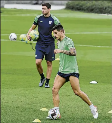  ?? FOTOS: JUAN ECHEVERRÍA ?? Berchiche tocó balón en el campo 3 de Lezama, Balenziaga realizó el calentamie­nto con el equipo y estuvo departiend­o con Valverde, Iñigo Martínez regresó al trabajo con sus compañeros y Vesga está muy recuperado para recibir al Almería