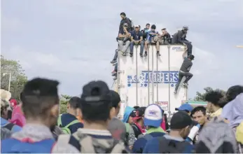  ?? EFE ?? La caravana migrante, un reto para Estados Unidos y México.