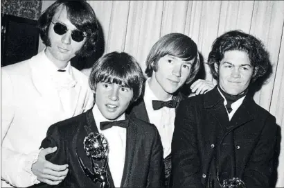  ?? AP ?? Peter Tork (tercero por la izquierda) junto a sus compañeros de The Monkees tras ganar un Emmy en 1967