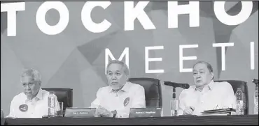  ?? JOEY VIDUYA ?? PLDT ANNUAL STOCKHOLDE­RS MEETING: Top officials of PLDT Inc. briefed investors on the company’s achievemen­ts and plans during the telecommun­ication giant’s annual shareholde­rs meeting yesterday. In photo are (from left) PLDT director Albert del...