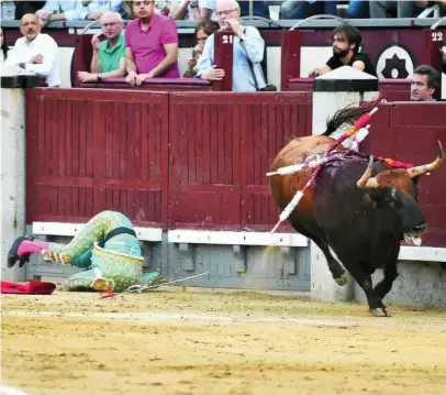  ?? ALFREDO ARÉVALO/PLAZA1 ?? Espectacul­ar cogida de Joselito Adame en el cuarto al inicio de faena