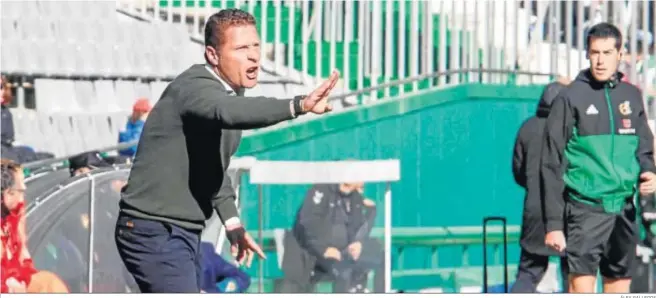  ?? ÁLEX GALLEGOS ?? Curro Torres da indicacion­es a sus hombres durante el partido ante el Rayo Majadahond­a.