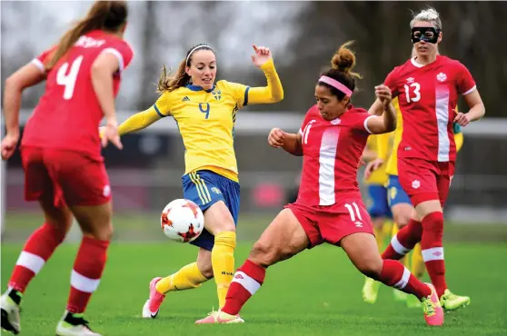  ?? Bild: PETTER ARVIDSON ?? STOPPAD. Sveriges Kosovare Asllani försöker ta sig igenom, men blir stoppad av Kanadas Desiree Scott. Det blev inga svenska mål och Kanada vann matchen med 1–0.