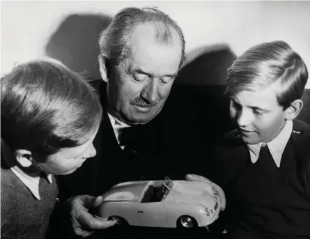  ??  ?? Esquerda e página ao lado Ferdinand Porsche mostra um modelo do primeiro Porsche aos netos Butzi (esquerda) e Ferdinand Piech; pai e filho: Ferdinand e Ferry.