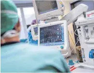  ?? FOTO: FLORIAN SCHUH/DPA ?? Während des Eingriffs ist der Patient unter genauer Beobachtun­g durch Mensch und Maschine.