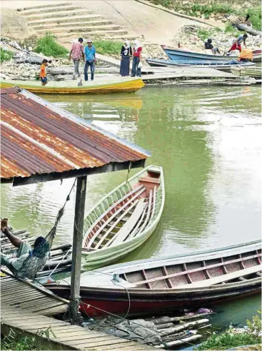  ??  ?? Sungai Golok forms a natural boundary between the border towns of Rantau Panjang on the Malaysian side and Sungai Kolok on the Thai side. — Reuters