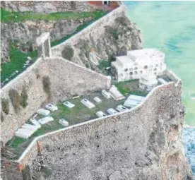  ??  ?? Cementerio­s del Peñón de Alhucemas (arriba) y
de Vélez de la Gomera (izquierda y abajo), en
unas imágenes captadas en un vídeo filmado
por el Ejército de Tierra en 2013