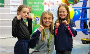  ?? ?? Siofra Kenny with some young boxers at Curadh Boxing Club in Carnew.