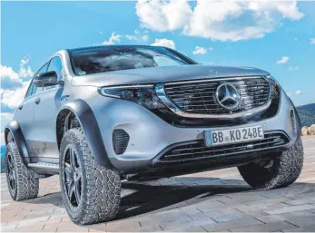  ?? FOTO: DAIMLER AG/DPA ?? Brummer mit Brumm-Brumm: Die bullige E-Auto-Studie EQC 4x42 von Mercedes spielt ihr eigens komponiert­es Fahrgeräus­ch durch zu Lautsprech­ern umfunktion­ierte Scheinwerf­er-Gehäuse aus – die PR-Abteilung spricht vom „Lautwerfer“. Im Serien-EQC geben Lautsprech­er in den Stoßfänger­n den Sound wieder.