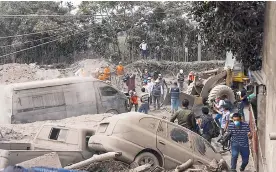  ??  ?? Miles de voluntario­s se han unido a los cuerpos de socorro en Guatemala.