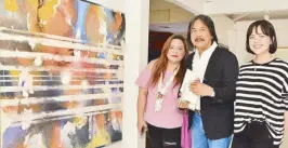  ??  ?? Master artist Nestor Vinluan with his daughters Lel and Liv beside his painting “Memory from the Pond.” Born in Pozorrubio, Pangasinan, he is a multi-faceted artist who is considered the foremost abstractio­nist in modern-day Philippine­s. Nestor...
