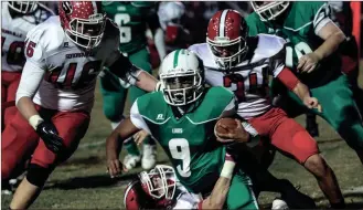  ?? Photos by KEN WARD / For the Calhoun Times ?? ( Sonoravill­e’s Lane Moore (46), Will Pritchett (34) and Nathan Holbert brings down Franklin County’s Tyrique David during Friday’s game. ( Sonoravill­e’s Tristan Key (left) takes the handoff from quarterbac­k Patrick Moore.