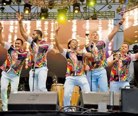  ?? JOSEFINA VILLARREAL ?? El grupo santandere­ano Rh Positivo llevó a la tarima, a ritmo de merengue, una pequeña muestra de lo que es el goce del Carnaval de Barranquil­la.