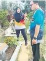  ?? ?? TURUT SERTA: Dayang Noorazah (tengah) bersama penduduk Kampung Hilir menyertai Program Gotong-Royong Perdana Siri-8 di Tanah Perkuburan Kampung Hilir, Sri Aman semalam.