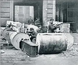  ?? CULTURE CLUB / GETTY ?? Espartaqui­stas en barricadas de rollos de papel prensa (Berlín, 1919)