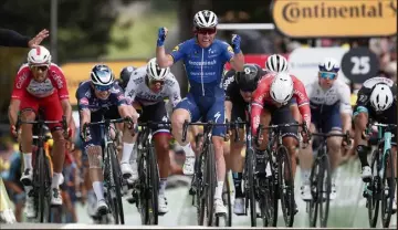  ?? (Photos EPA) ?? Cavendish devance Bouhanni sur la ligne et signe son grand retour.