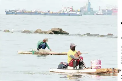  ?? PHOTOGRAPH BY BOB DUNGO JR. FOR THE DAILY TRIBUNE @tribunephl_bob ?? SMALL-TIME fishermen try their luck for a catch over the waters of the Baseco Beach which is still part of the ongoing Manila Bay rehabilita­tion.