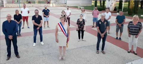  ??  ?? La nouvelle équipe municipale autour du maire, Béatrice Piloni