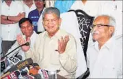  ?? VINAY SANTOSH KUMAR / HT ?? Ex-CM Harish Rawat in Dehradun on Saturday. Government officials said his latest cabinet decisions may be scrapped.