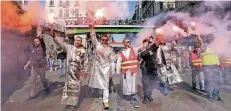  ?? FOTO: DPA ?? Stahlarbei­ter der Arcelor-Mittal-Stahlfabri­k in Fos-sur-Mer demonstrie­ren in Marseille gegen die geplante Arbeitsrec­htsreform von Präsident Macron.