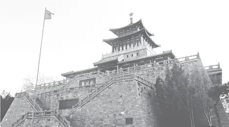  ??  ?? 华东野战军攻破的济南­城垣旧址，现改名为“解放阁”
