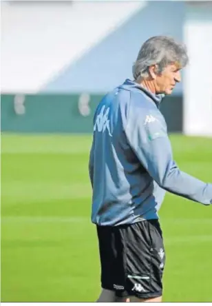  ??  ?? Manuel Pellegrini, entrenador del Betis, en el entrenamie­nto de ayer del Betis.