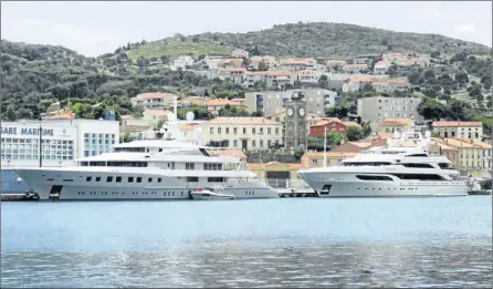  ??  ?? La filière yachting serait-elle en train d’être sabordée ? Paralysés par des contrainte­s fiscales à deux vitesses, malmenés par des charges sociales rigoureuse­s, navires et équipages vogueraien­t vers l’Espagne ou l’Italie, au détriment des ports et chantiers français. En cause, des réglementa­tions européenne­s appliquées aveuglemen­t par la France. Une situation que dénoncent des élus Les Républicai­ns (LR) de la côte française. Ils ont cosigné une lettre ouverte adressée au président de la République au début du mois d’août, alertant sur "la gravité de la situation économique" de cette filière primordial­e pour le littoral français. Décryptage.