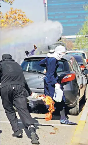  ??  ?? Estas manifestac­iones de estudiante­s se caracteriz­an por la utilizació­n de overoles blancos.