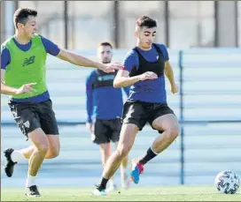  ??  ?? Zurdo Asier Córdoba trata de irse de Vesga en un entrenamie­nto en Lezama