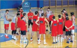  ??  ?? CONCENTRAD­OS. La Selección, en su primer entrenamie­nto sin Llull.