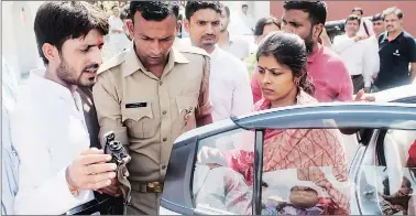  ?? Pramod Adhikari ?? Swati Singh, wife of expelled BJP leader Dayashanka­r Singh, reaches Raj Bhavan to submit a memorandum to Governor Ram Naik in Lucknow on Sunday. She urged the Governor to charge BSP leaders , including party chief Mayawati, under POCSO Act for alleged...