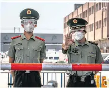  ??  ?? Für „Stopp Corona“sorgen in China der hochtechno­logisierte Überwachun­gsstaat und harte Einreisebe­schränkung­en