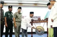  ?? CHUSNUL CAHYADI/JAWA POS ?? BERSINERGI: Ketua DPRD Gresik Fandi Akhmad Yani membuka raker MUI.