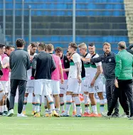  ??  ?? Esultanza Paolo Zanetti festeggia insieme ai suoi giocatori il pareggio in extremis all’Arena Garibaldi: un punto che vale la conquista dei playoff