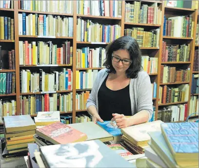  ?? FERRAN NADEU ?? Conciliado­ra Xifré, la propietari­a de la librería Maldà, rodeada de libros antiguos, ayer.