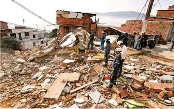  ?? FOTO MANUEL SALDARRIAG­A ?? La pericia de los organismos de rescate y la solidarida­d de los venicos permitiero­n salvar tres vidas.