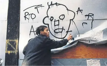  ??  ?? En las paredes. Basquiat hizo graffiti en los muros y dejó su marca en los subtes de Nueva York.