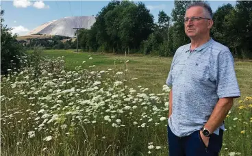  ?? FOTO: KATJA SCHMIDBERG­ER ?? Klaus Reinhardt von der Bürgerinit­iative für ein lebenswert­es Werratal streitet seit Jahren dafür, dass Kali und Salz seine Entsorgung­spraxis ändert. Derzeit leiden die Anwohner auch wegen der Erweiterun­g des Monte Kali (links im Hintergrun­d) in Heringen, weil täglich Dutzende Lkw durch die Dörfer donnern.